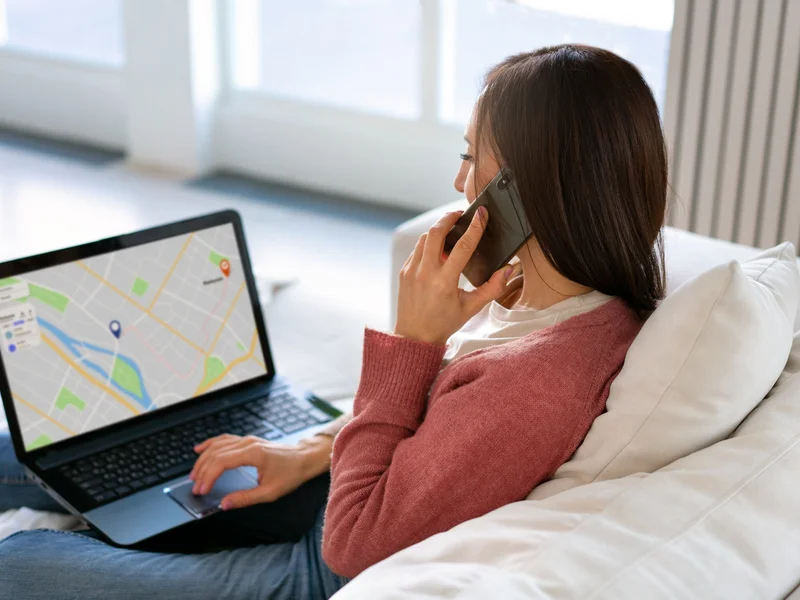 Właścicielka firmy uzupełniająca Profil Firmy w Google na laptopie i telefonie