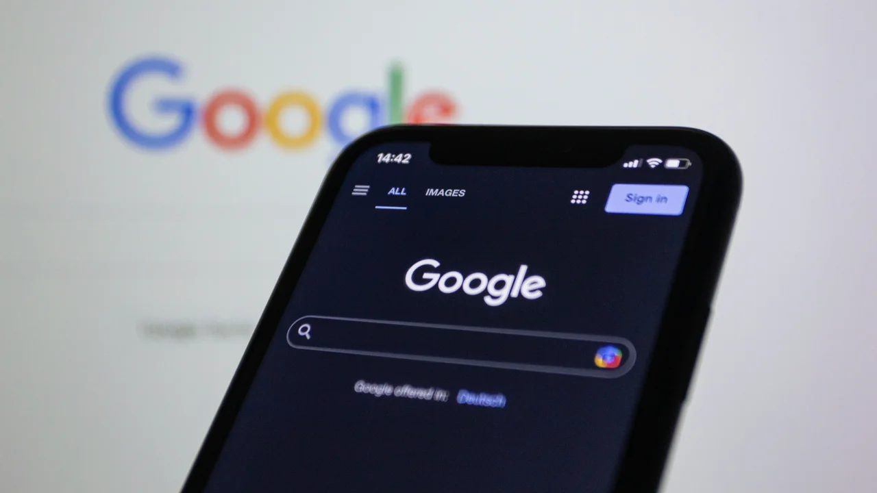 Wyszukiwarka Google na telefonie i monitorze - SEO w erze AI