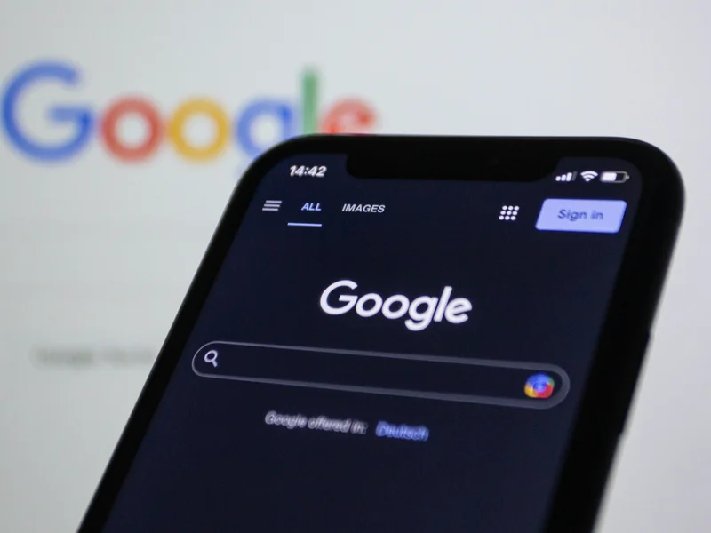 Wyszukiwarka Google na telefonie i monitorze - SEO w erze AI